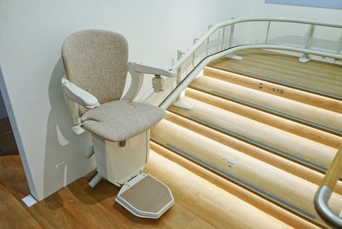 krzesełka przy schodowe dla niepełnosprawnych jako alternatywa dla platform schodowych