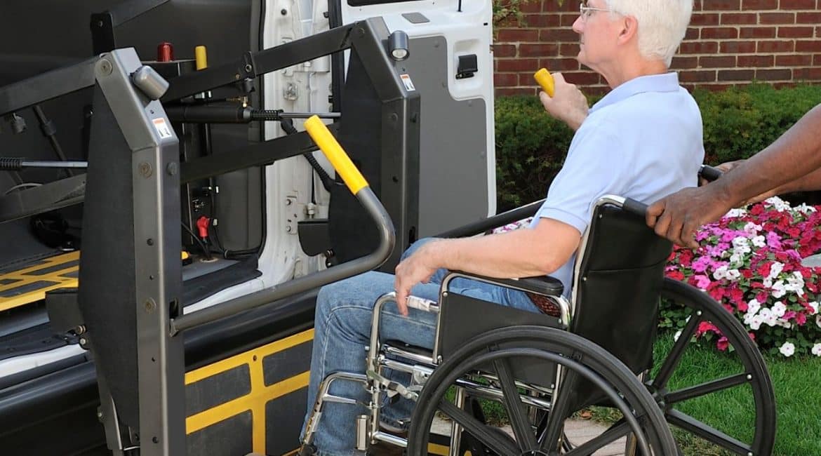 Автомобільний ліфт для інвалідних візків – як це працює?